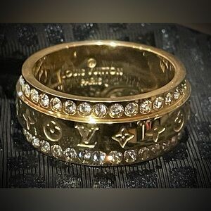 LVee monogram logo gold ring to match your bag or purse size 7 🔥🔥💍💍